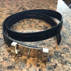 Shiny black belt. Size Medium. Simply Vera